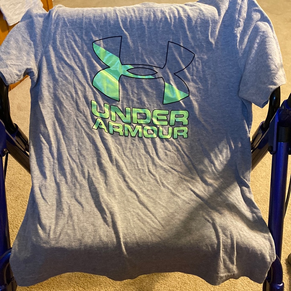 Under Armour Youth XL tshirt